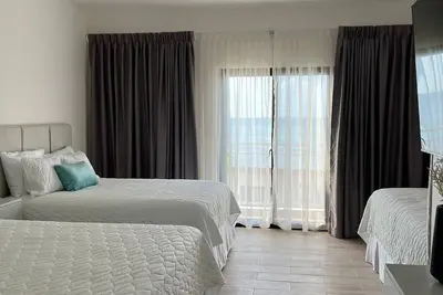 Image de Gorgeuos family room. Caribbean view in Paseo Park, parking, balcony, netflix