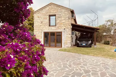 Image de Villa with garden, large windows, exposed beams and stones