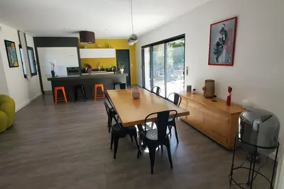 Image de Villa Aix en Provence in a green setting with swimming pool surrounded by nature