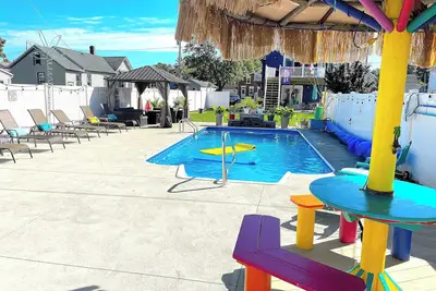 Image de Buoy House Sandusky: Heated, in-ground pool, your own oasis!