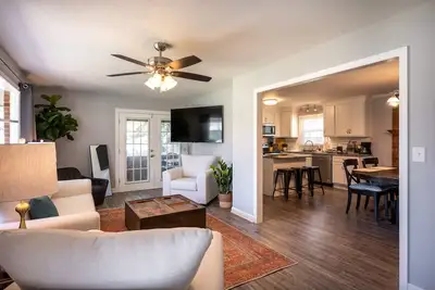 Image de Fast Internet - Minutes to Atrium Health Wfbmc - Car Rental Option - Frog House