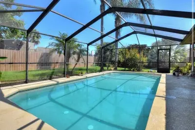 Image de A Florida Oasis with a private pool! 15 minutes to Lego land!