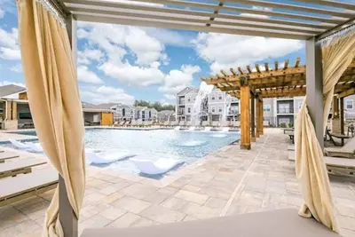 Image de 2 Bedroom Suite! Resort Pool! - Game-Room! - 8 Min to Savannah - Free Parking!