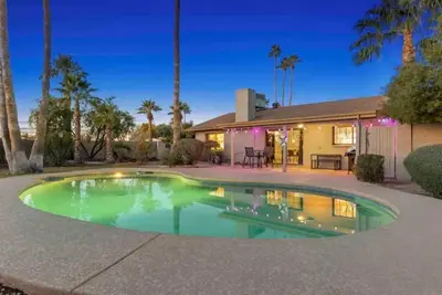 Image de King Bed Desert Retreat w/ Sparkling Amazing Pool