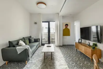 Homey 2 Br Apt w Spacious Balcony 5-min from Beach