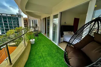 Image de Cozy 2 Bedroom Apartment with Spacious balcony views