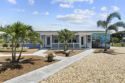Image de 209 Turtle | 1 Block to Beach | Beach Gear!