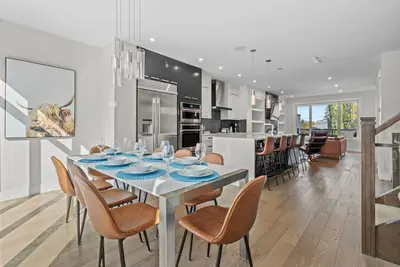 Image de Luxury Home in Quiet Neighborhood near Downtown with Fast Wi-F & 3 Workspaces