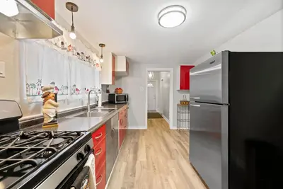 Crew-Ready Home with 4 Queen Beds, Parking + Laundry