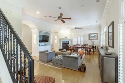 Image de Downtown Greensboro Retreat - Walk to Dining & Breweries + 2 Free Parking spots