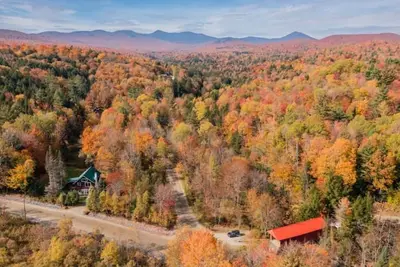 Image de Family-friendly, hot tub, full kitchen, 4 bedroom, deck, yard, dogs allowed.