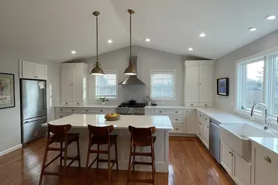 Image de New, Spacious & Comfortable Home-Minutes to Newport & beaches. Walk to water.
