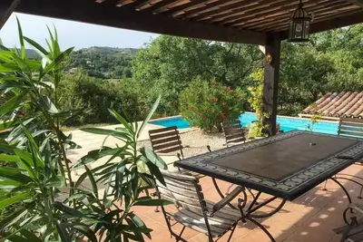 Image de Havre de paix au sommet d'une colline avec piscine