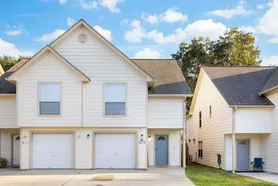 Image de Charming 3 br Blue Door Townhome