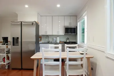 Image de Large 2 Br, private floor with own entry in Bushwick home, Free Parking on site