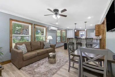 Image de Walk to the Landing Convention Center and Shops!