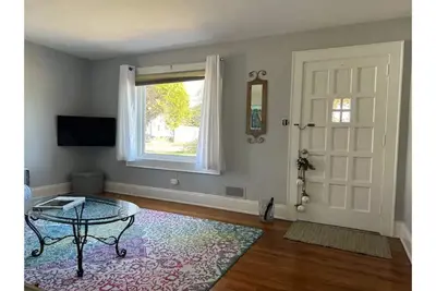 Image de Washer, Dryer, Desk, Smart TVs, Blackout Shades, Fully Stocked Kitchen Cookware