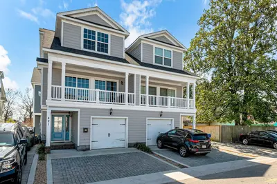 Image de Family-Friendly 3br • Vibe District • Near Beach
