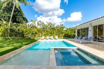 Image de Luxury 5 bdrm steps from beach with pool, jacuzzi!