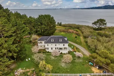 Image de A historic Colonial Revival Farmhouse and estate overlooking Humboldt Bay