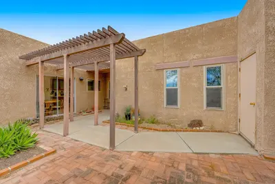 Image de Inviting townhouse with pool, enclosed yard, patio, mountain view & W/D