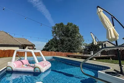 Image de Relax in Style! 5br Home, Pool, Hot Tub & Games!