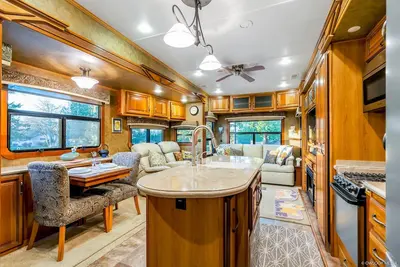 Image de Luxury 41 food fifth wheel Redwood travel trailer