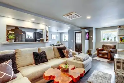 Image de 'Little House on the Lot' Dryden Townhome: Pets Ok