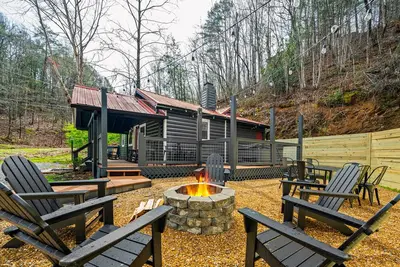 Image de Central! Hot tub! Cozy Cabin Between Gatlinburg & Pigeon Forge!