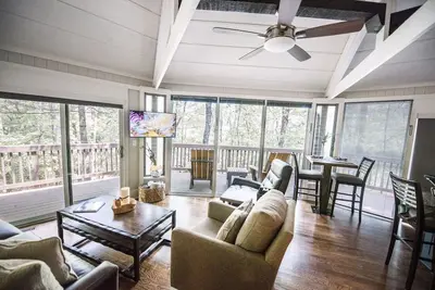 Elegant Treetop Escape in Big Canoe, close to all amenities. Pet friendly!