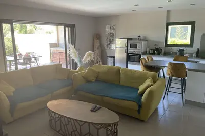 Image de Villa familiale avec piscine chauffée et bain à remous, à 5 minutes de la plage!