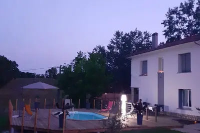 Image de Maison avec piscine à 2 mn du lac de Lougratte, idéal pour les familles.