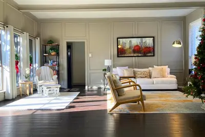 Image de Inviting 3 Bed, 3 Bath Home with Courtyard, Natural Light, and Luxury Amenities!