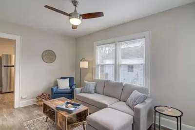 Image de Cozy & Cheerful 2 Bedroom minutes from Downtown