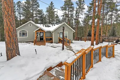 Image de Newly renovated historic cabin. . . . . serene and secluded; yet minutes to Evergreen