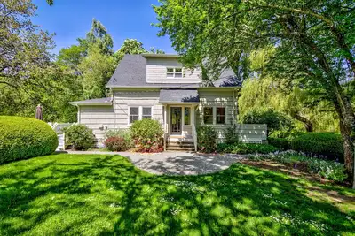 Modern Farmhouse with hot tub, spacious deck on 2 acres!