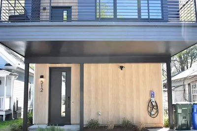 Modern Home, Convenient location to downtown Raleigh.