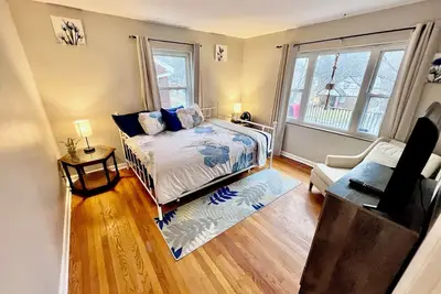 Cozy Safe 2nd Floor Apt 13 Min to Downtown