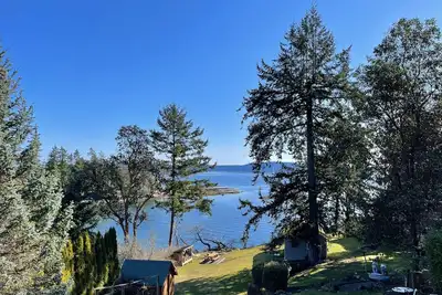 Image de Beautiful large home on the ocean - stunning views great beach