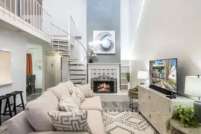 Luxury Townhome w/ Loft Workspace and Coffee Bar!