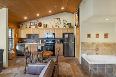 Image de Rustic Studio Cabin with King Bed and Jacuzzi Tub