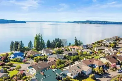 Image de Amazing 180 Water View Home in Steilacoom!