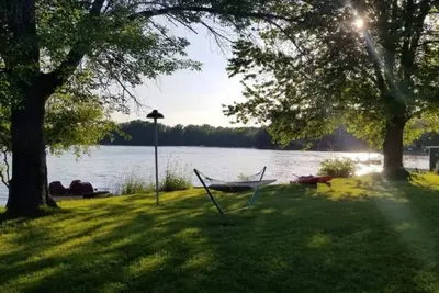 Image de Family-friendly lakefront cabin with large outdoor space!