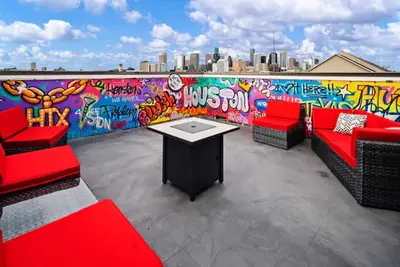 Image de Centrally Located--Alluring Townhome w/ Engaging Decor & Beautiful Skyline Views