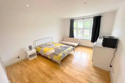 Image de Large Triple Studio in South London - Sutton