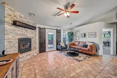 Image de Centrally Located + Modern + S’mores + Fire Pit + Family Focused + King Bed