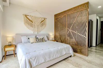 Image de Tropical studio with modern fixtures and a balcony - rooftop pool and gym access