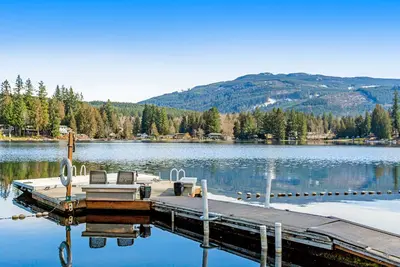 Image de Custom lakefront gem with private dock, hot tub, firepit, & chef's kitchen