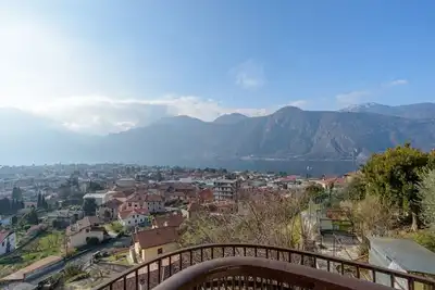 Image de Bright villa with lake view, can accommodate up to 6 people. The property is located in a residential area of Mandello del Lario, a town on the shores of the Lecco branch of Lake Como. The area is ideal for both relaxing stays and trekking lovers. Nearby