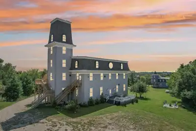 Image de The Starlight Tower Manor, River, Arcades, Observatory, Theater by RedAwning